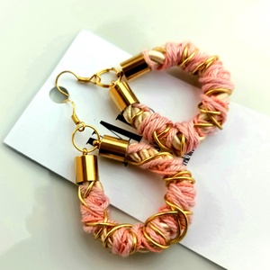 Rózsaszín, arany zsinór, fonal fülbevaló, Ékszer, Fülbevaló, Lógós kerek fülbevaló, Ékszerkészítés, Csomózás, MESKA