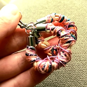 Lila mánia zsinór, fonal fülbevaló - ékszer - fülbevaló - lógós kerek fülbevaló - Meska.hu