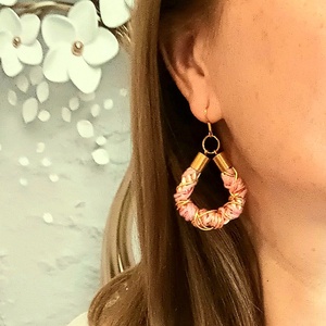 Rózsaszín, arany zsinór, fonal fülbevaló - ékszer - fülbevaló - lógós kerek fülbevaló - Meska.hu