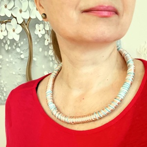 Brilles barack, beige, kék fonal nyaklánc - ékszer - nyaklánc - statement nyaklánc - Meska.hu