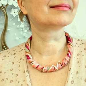 Tavaszváró nyaklánc, magenta kötél, rózsaszín pamut fonalakkal - ékszer - nyaklánc - statement nyaklánc - Meska.hu