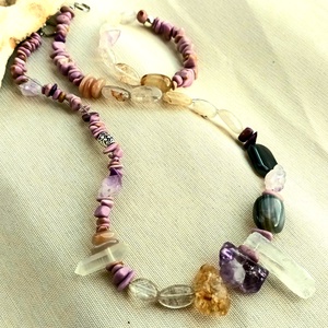 Levendula lila, aranysárga, fehér transzparens ásványkő nyaklánc - ékszer - nyaklánc - gyöngyös nyaklánc - Meska.hu