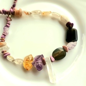 Levendula lila, aranysárga, fehér transzparens ásványkő nyaklánc - ékszer - nyaklánc - gyöngyös nyaklánc - Meska.hu