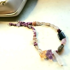 Levendula lila, aranysárga, fehér transzparens ásványkő nyaklánc - ékszer - nyaklánc - gyöngyös nyaklánc - Meska.hu