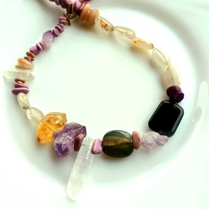 Levendula lila, aranysárga, fehér transzparens ásványkő nyaklánc, Ékszer, Nyaklánc, Gyöngyös nyaklánc, Ékszerkészítés, Csomózás, MESKA