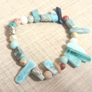 Kékmánia ásvány karkötő  - ékszer - karkötő - gyöngyös karkötő - Meska.hu