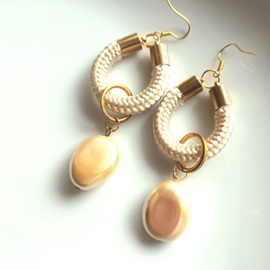 Brilles, beige színű kötél, arany színű üveggyönggyel Design fülbevaló, Ékszer, Fülbevaló, Lógó csepp fülbevaló, Ékszerkészítés, Csomózás, MESKA