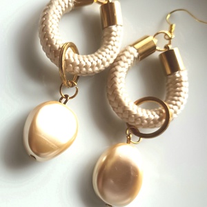 Brilles, beige színű kötél, arany színű üveggyönggyel Design fülbevaló - ékszer - fülbevaló - lógó csepp fülbevaló - Meska.hu