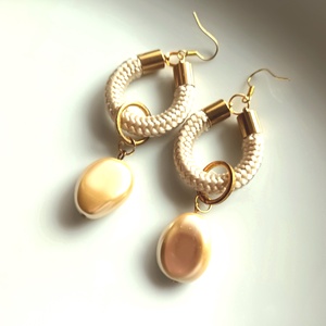 Brilles, beige színű kötél, arany színű üveggyönggyel Design fülbevaló - ékszer - fülbevaló - lógó csepp fülbevaló - Meska.hu