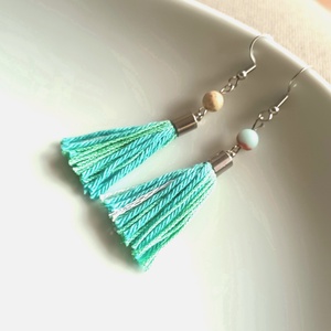 Türkíz, zöld fonal fülbevaló, ásványkővel - ékszer - fülbevaló - rojtos fülbevaló - Meska.hu