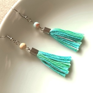 Türkíz, zöld fonal fülbevaló, ásványkővel - ékszer - fülbevaló - rojtos fülbevaló - Meska.hu