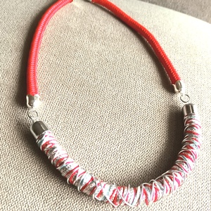 Piros, ezüst, zöld fonal, piros zsinór nyaklánc, Ékszer, Nyaklánc, Statement nyaklánc, Ékszerkészítés, Csomózás, MESKA