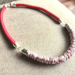 Piros, ezüst, zöld fonal, piros zsinór nyaklánc - ékszer - nyaklánc - statement nyaklánc - Meska.hu