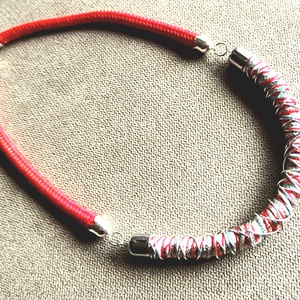 Piros, ezüst, zöld fonal, piros zsinór nyaklánc - ékszer - nyaklánc - statement nyaklánc - Meska.hu