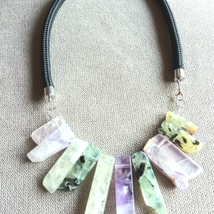 Lila, zöld, fekete ásvány nyaklánc - ékszer - nyaklánc - statement nyaklánc - Meska.hu