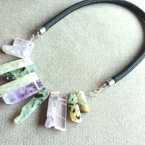 Lila, zöld, fekete ásvány nyaklánc - ékszer - nyaklánc - statement nyaklánc - Meska.hu