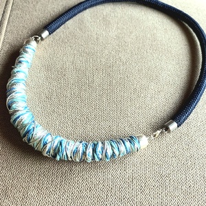 Kék mánia, ezüst fonal,  zsinór nyaklánc - ékszer - nyaklánc - statement nyaklánc - Meska.hu