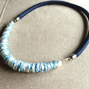 Kék mánia, ezüst fonal,  zsinór nyaklánc - Meska.hu