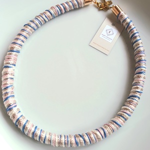 Kék, rózsaszín, beige, ekrü fonal nyaklánc - ékszer - nyaklánc - statement nyaklánc - Meska.hu
