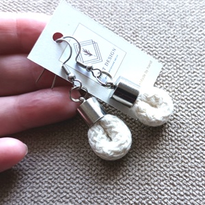 Ekrü színű, pamut zsinór fülbevaló, Ékszer, Fülbevaló, Lógós kerek fülbevaló, Csomózás, Ékszerkészítés, MESKA