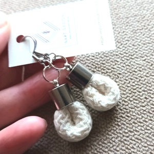 Ekrü színű, pamut zsinór fülbevaló - ékszer - fülbevaló - lógós kerek fülbevaló - Meska.hu