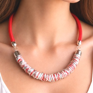 Piros, ezüst, zöld fonal, piros zsinór nyaklánc, Ékszer, Nyaklánc, Statement nyaklánc, Ékszerkészítés, Csomózás, MESKA