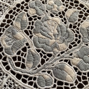 Kalocsai mintás riselt alátét - otthon & életmód - lakástextil - abrosz, terítő - díszterítő polcra, komódra - Meska.hu