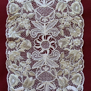 Riselt futó, Otthon & Életmód, Dekoráció, Asztal és polc dekoráció, Horgolt & Csipketerítő, Hímzés, Varrás, MESKA