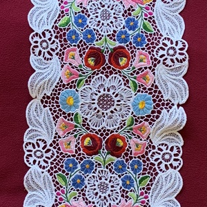 Kalocsai mintás riselt futó, Otthon & Életmód, Dekoráció, Asztal és polc dekoráció, Asztaldísz, Hímzés, Varrás, MESKA