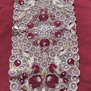 Kalocsai mintás riselt futó, Otthon & Életmód, Dekoráció, Asztal és polc dekoráció, Asztaldísz, Varrás, Hímzés, MESKA