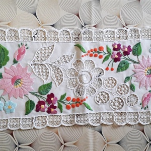Riseliőzött hímzett díszterítő, Otthon & Életmód, Lakástextil, Abrosz, terítő, Asztalfutó, Hímzés, Csipkekészítés, MESKA