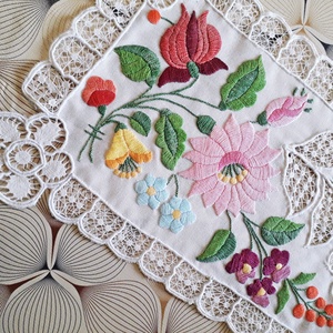 Riseliőzött hímzett díszterítő - otthon & életmód - lakástextil - abrosz, terítő - asztalfutó - Meska.hu