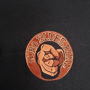 Hobo Blues Band album és logó minta pólón, hipóval festve - ruha & divat - férfi ruha - póló - Meska.hu