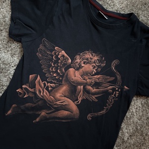 Kupidó pamut pólón, Ruha & Divat, Női ruha, Póló, felső, Festett tárgyak, Festészet, MESKA