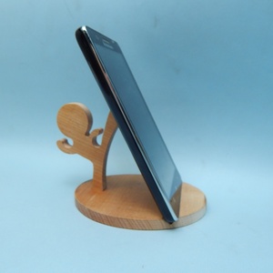 Fa asztali telefontartó karatés figurával - otthon & életmód - tárolás & rendszerezés - asztali telefontartó - Meska.hu