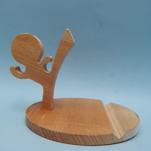 Fa asztali telefontartó karatés figurával - otthon & életmód - tárolás & rendszerezés - asztali telefontartó - Meska.hu