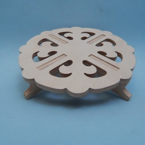 Fa edényalátét mintával, lábakkal - otthon & életmód - konyhafelszerelés, tálalás - sütés, főzés - edényalátét - Meska.hu