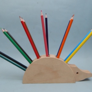 Fa ceruzatartó süni - otthon & életmód - papír, írószer - tolltartó & ceruzatekercs - Meska.hu