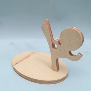 Fa asztali telefontartó karatés figurával - otthon & életmód - tárolás & rendszerezés - asztali telefontartó - Meska.hu