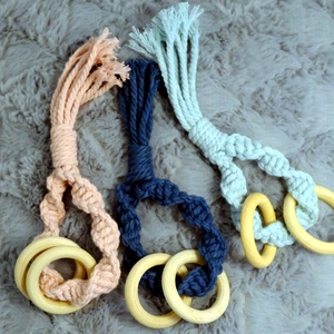 Makramé csörgő természetes anyagokból - játék & sport - 3 éves kor alattiaknak - csörgő - Meska.hu