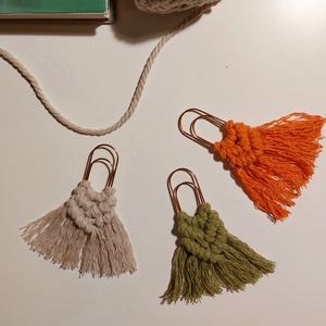 Makramé könyvjelző három színben  - könyv & zene - könyvjelző - Meska.hu