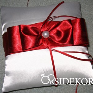Gyűrűpárna szalaggal és gyönggyel díszítve - esküvő - kiegészítők - gyűrűtartó & gyűrűpárna - Meska.hu