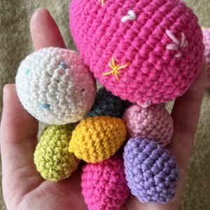 Horgolt tojások girland (csomag) - ünnepi díszek, dekorációk - húsvéti díszek és dekorációk - húsvéti tojás, hímestojás - Meska.hu