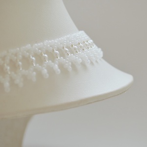 Fehér kistászli - fehér teklagyönggyel - ékszer - nyaklánc - gyöngyös nyaklánc - Meska.hu