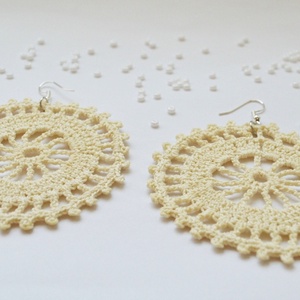 Horgolt, nagyobb méretű fülbevaló - vajszínű - Meska.hu