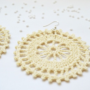 Horgolt, nagyobb méretű fülbevaló - vajszínű - ékszer - fülbevaló - lógós kerek fülbevaló - Meska.hu