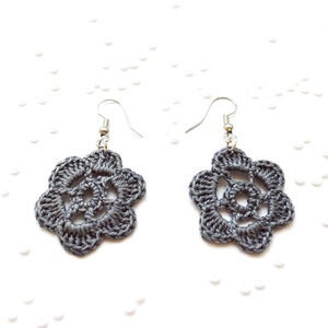 Horgolt fülbevaló virág mintával - szürke - Meska.hu