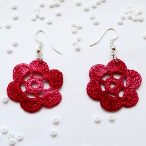 Horgolt fülbevaló virág mintával - piros - rózsaszín színátmenetes - Meska.hu