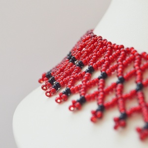 Meggypiros - fekete tászli fényes közepű gyöngyből - ékszer - nyaklánc - nyakpánt, gallér - Meska.hu