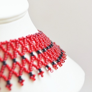 Meggypiros - fekete tászli fényes közepű gyöngyből - ékszer - nyaklánc - nyakpánt, gallér - Meska.hu